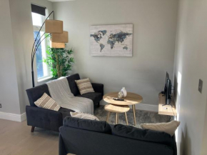 Splendid 2 Bed Flat with Private Terrace in Wimbledon - 2 The Queens
